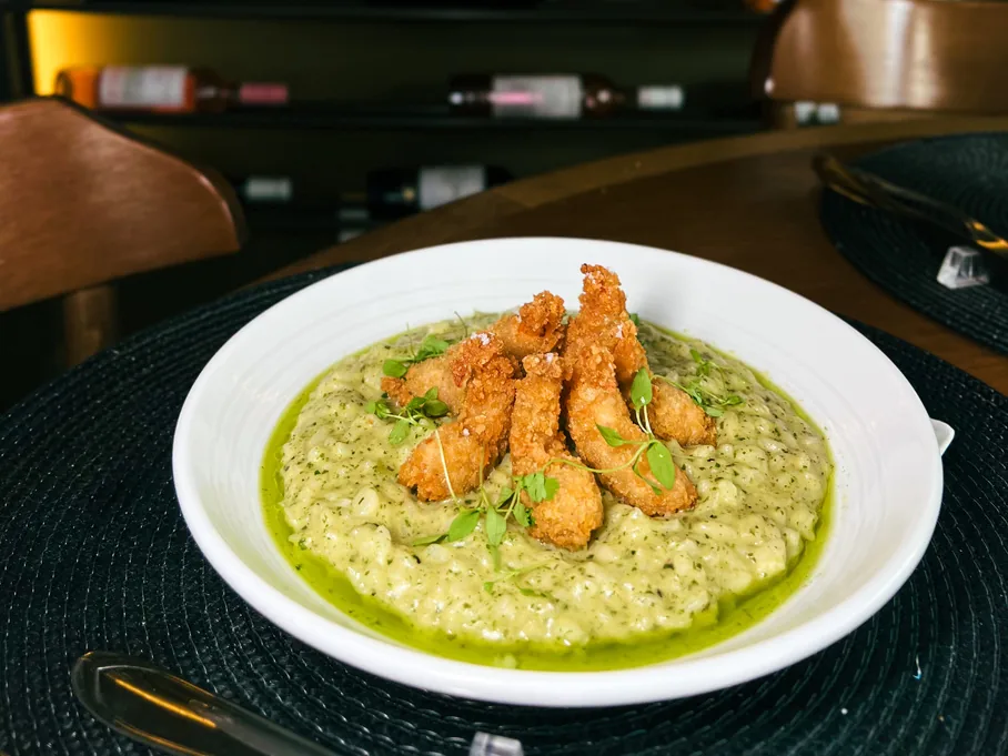 Foto do prato Risoto pesto de pistache e camarões crocantes