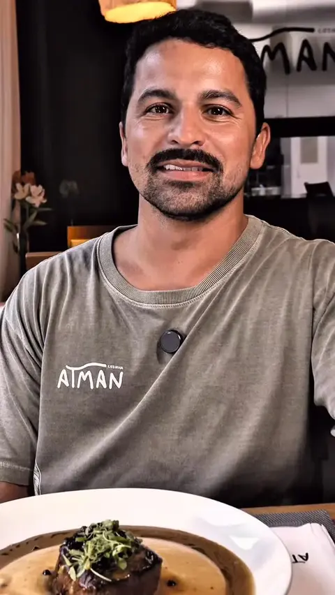 Retrato do chef Alan Marcos com a camiseta do Atman