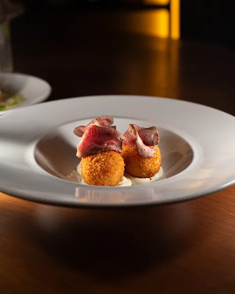 Arancini servido em prato fundo