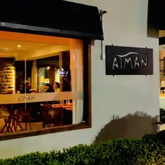 Fachada do Atman à noite